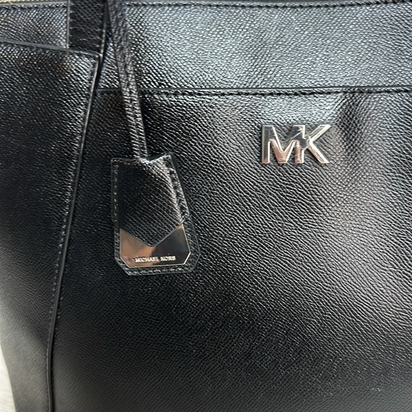 Maddie Medium Crossgrain Leather Tote Bag - Picture 2 of 16